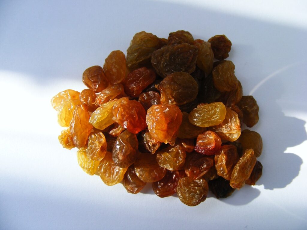 dried, golden, grapes-88349.jpg